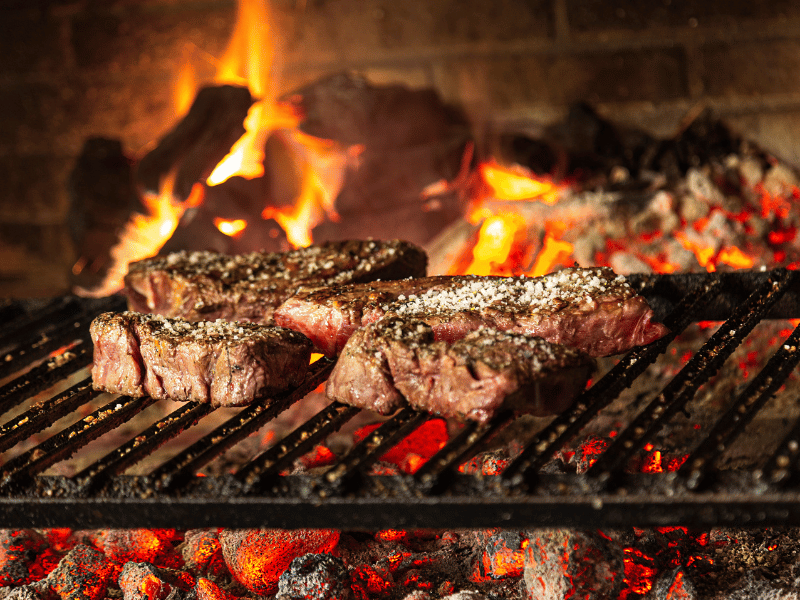 carne para barbacoa gallega sobre parrilla
